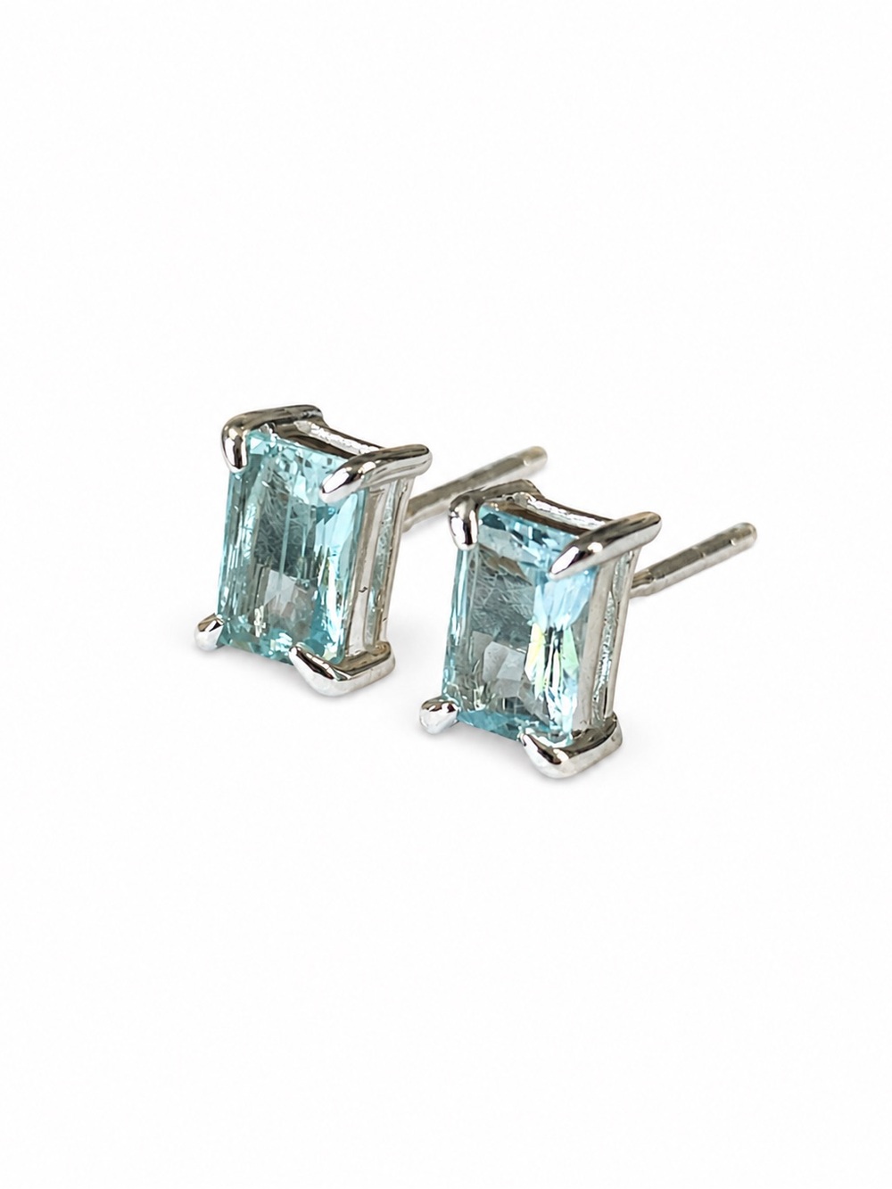 Natural aquamarine, stud earring in 925 sterling silver 4 x 3 MM baguette